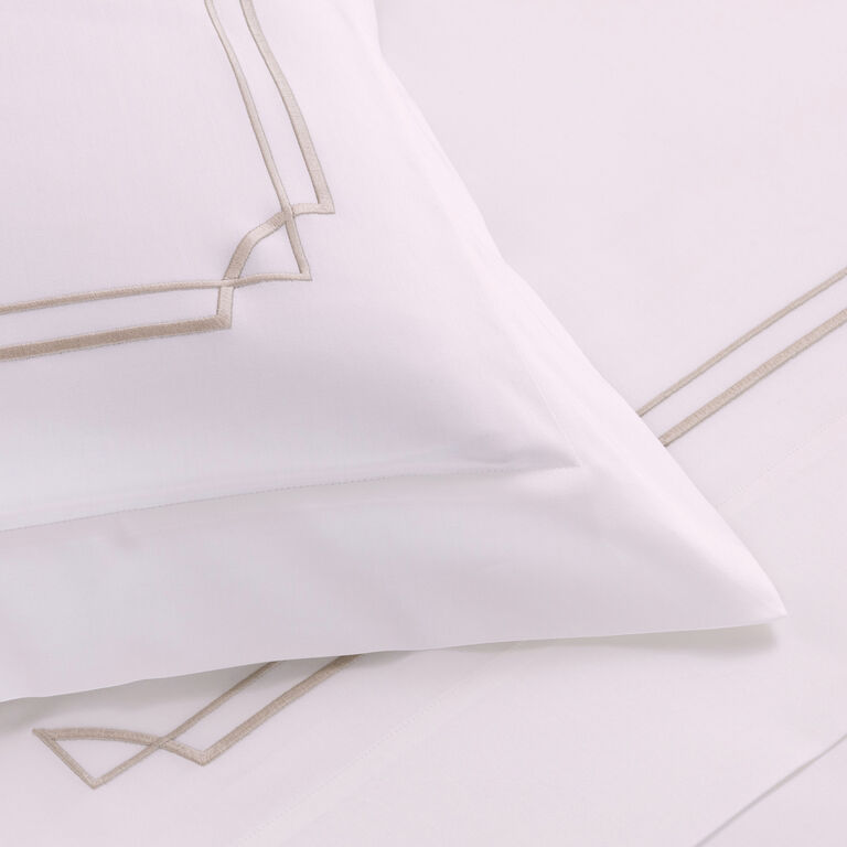 slide 3 Layering Embroidery Taie D'Oreiller