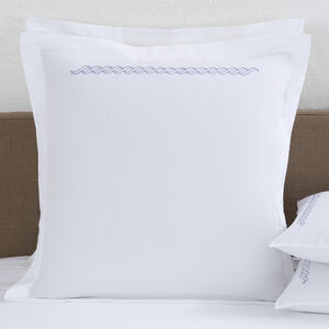 slide 1 Taormina Embroidered Quadratischer Kissenbezug