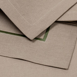 slide 4 Define Set aus Tischsets und Servietten