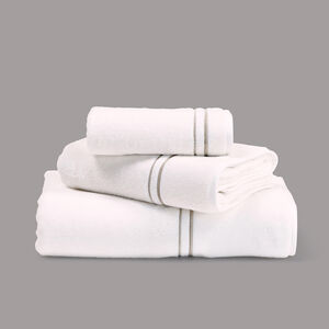 slide 3 Layering Embroidery Serviette de Douche