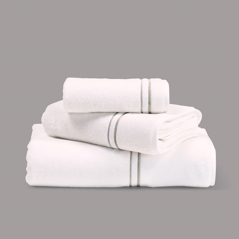 slide 3 Layering Embroidery Serviette de Douche