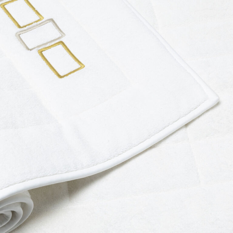 slide 3 Bold Bicolor Embroidery Tappeto