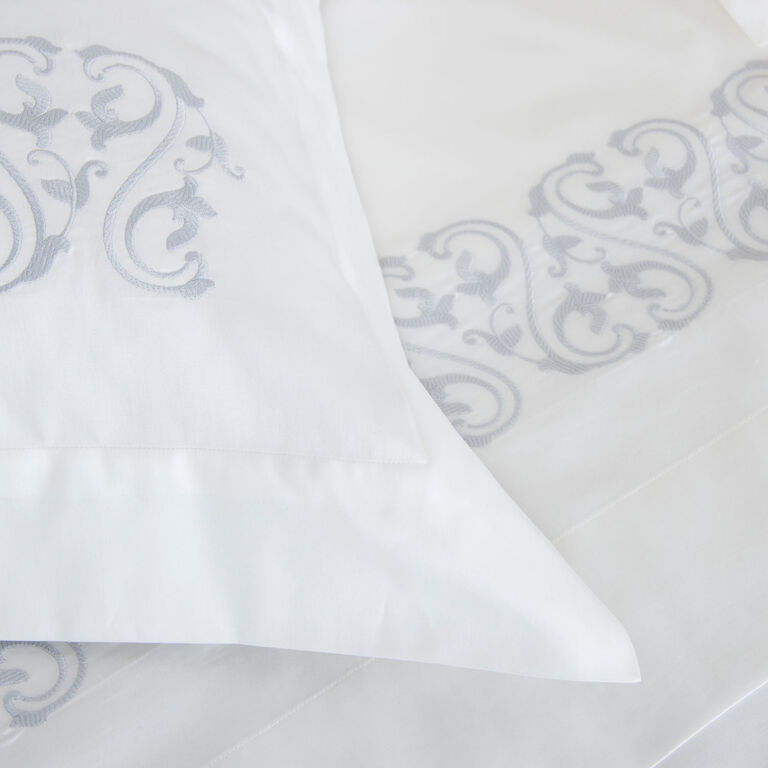 slide 3 Ornate Medallion Ricamo Completo Letto