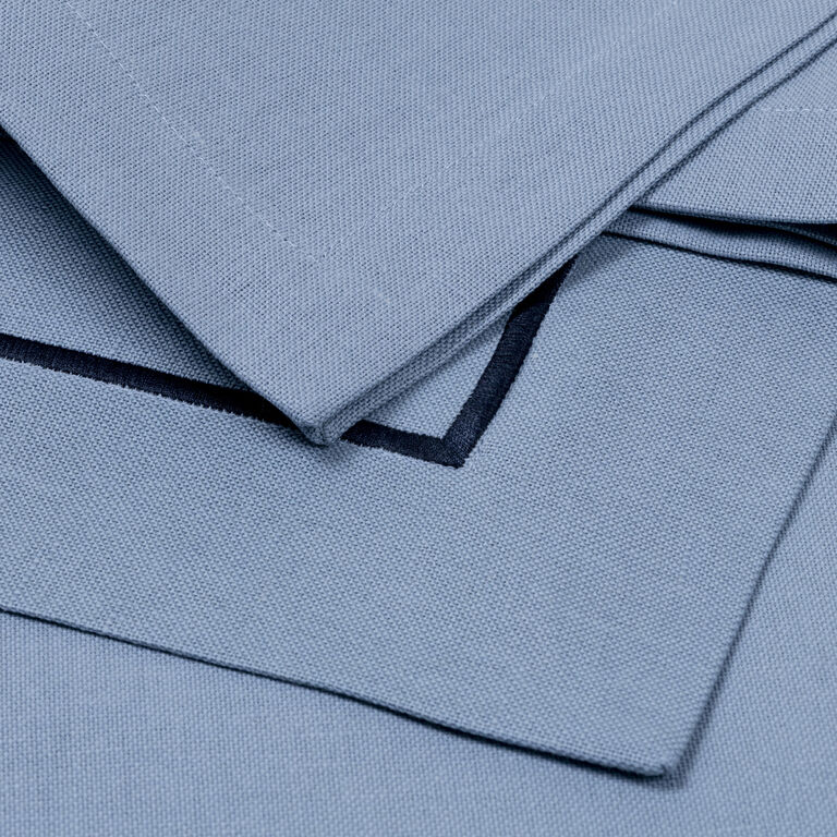 slide 4 Define Set aus Tischsets und Servietten