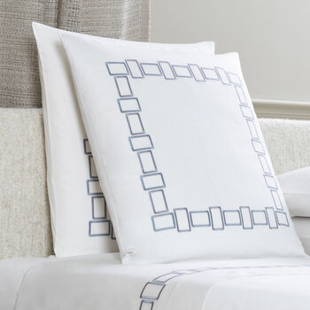 Bold Bicolor Embroidery Federa Quadrata