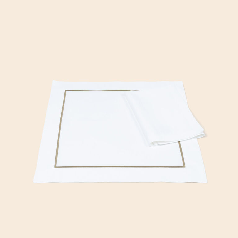 slide 3 Define Set aus Tischsets und Servietten