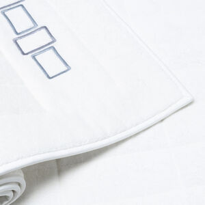 slide 3 Bold Bicolor Embroidery Tappeto
