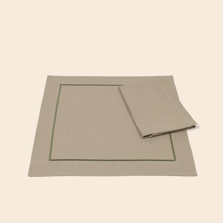 slide 3 Define Set aus Tischsets und Servietten