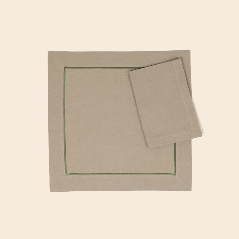 slide 2 Define Set aus Tischsets und Servietten