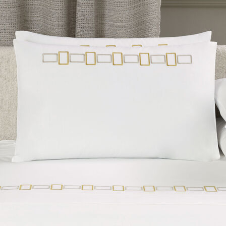 Bold Bicolor Embroidery Federa