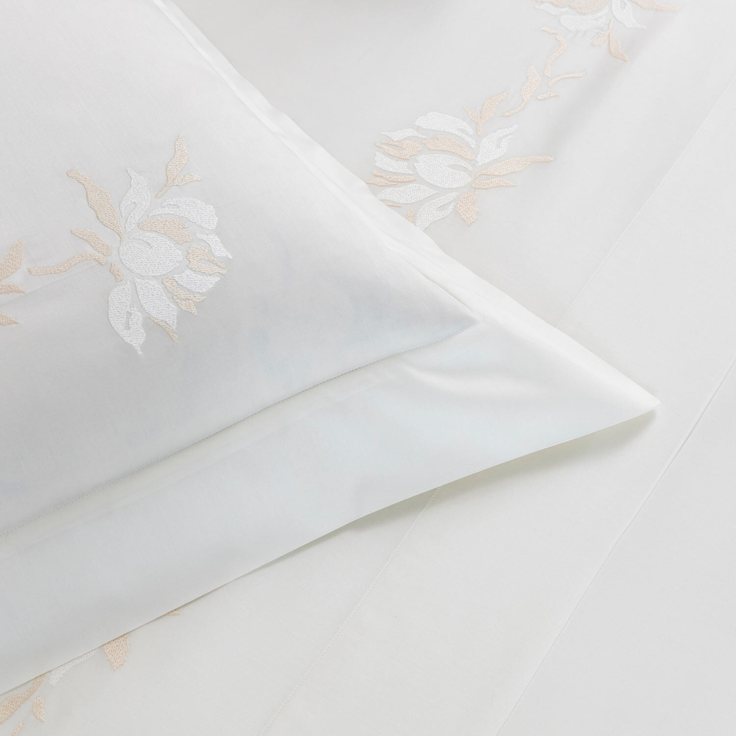 slide 3 Peonia Embroidered Duvet Cover