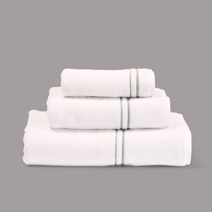 slide 4 Layering Embroidery Serviette Invit&eacute;