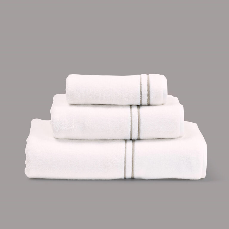 slide 4 Layering Embroidery Serviette de Douche