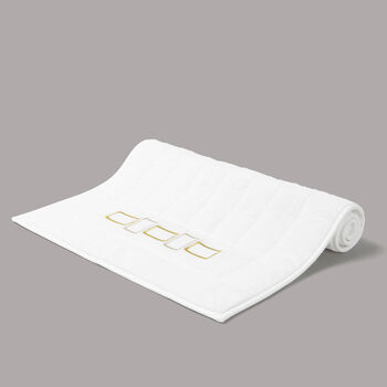 Bold Bicolor Embroidery Tappeto