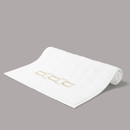 Bold Bicolor Embroidery Tappeto