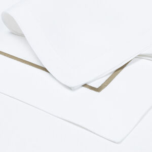 slide 4 Define Set aus Tischsets und Servietten