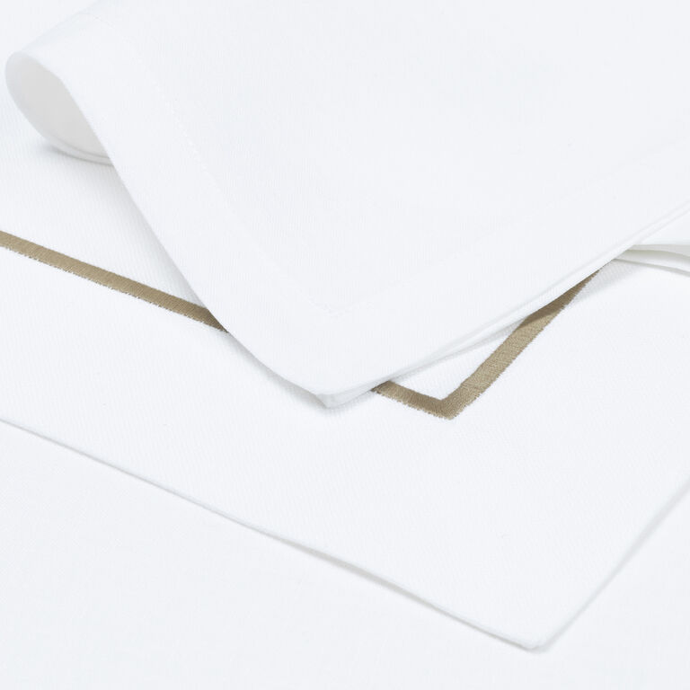 slide 4 Define Set aus Tischsets und Servietten