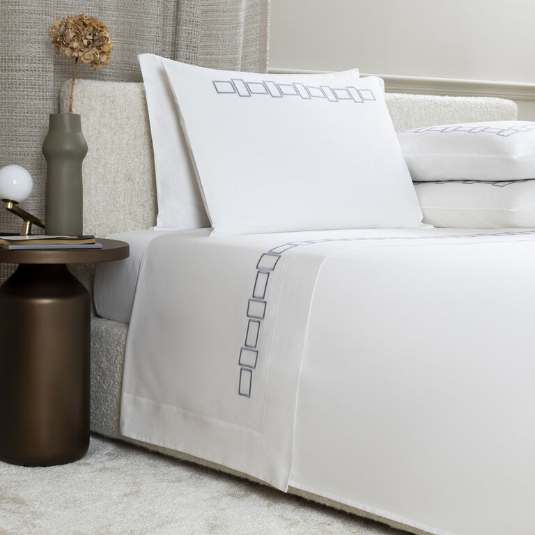slide 1 Bold Bicolor Embroidery Completo letto