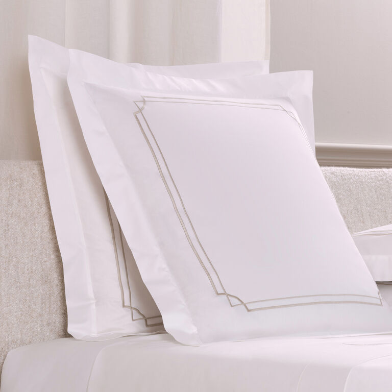 slide 2 Layering Embroidery Taie D'Oreiller Carr&eacute;e