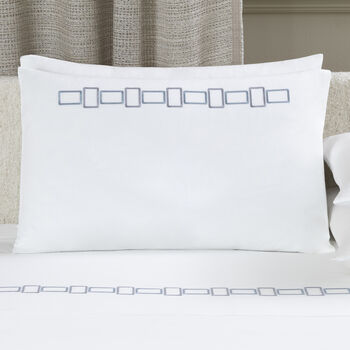 Bold Bicolor Embroidery Federa