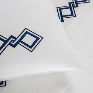 slide 3 Twist Embroidery Quadratischer Kissenbezug