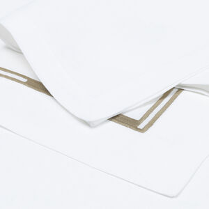 slide 4 Edgeline Set aus Tischsets und Servietten