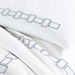 slide 5 Bold Bicolor Embroidery Set Copripiumino 