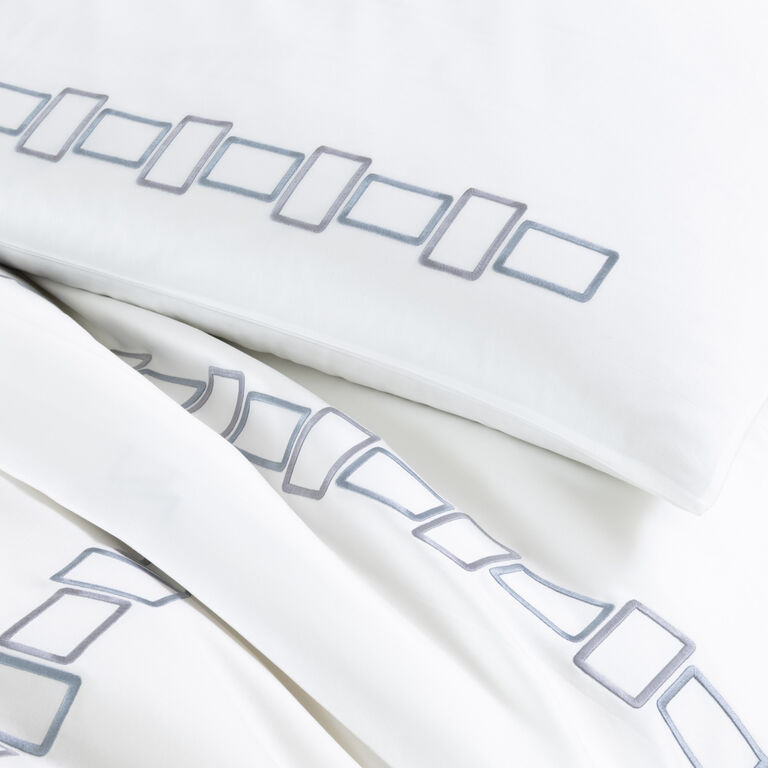 slide 5 Bold Bicolor Embroidery Set Copripiumino 