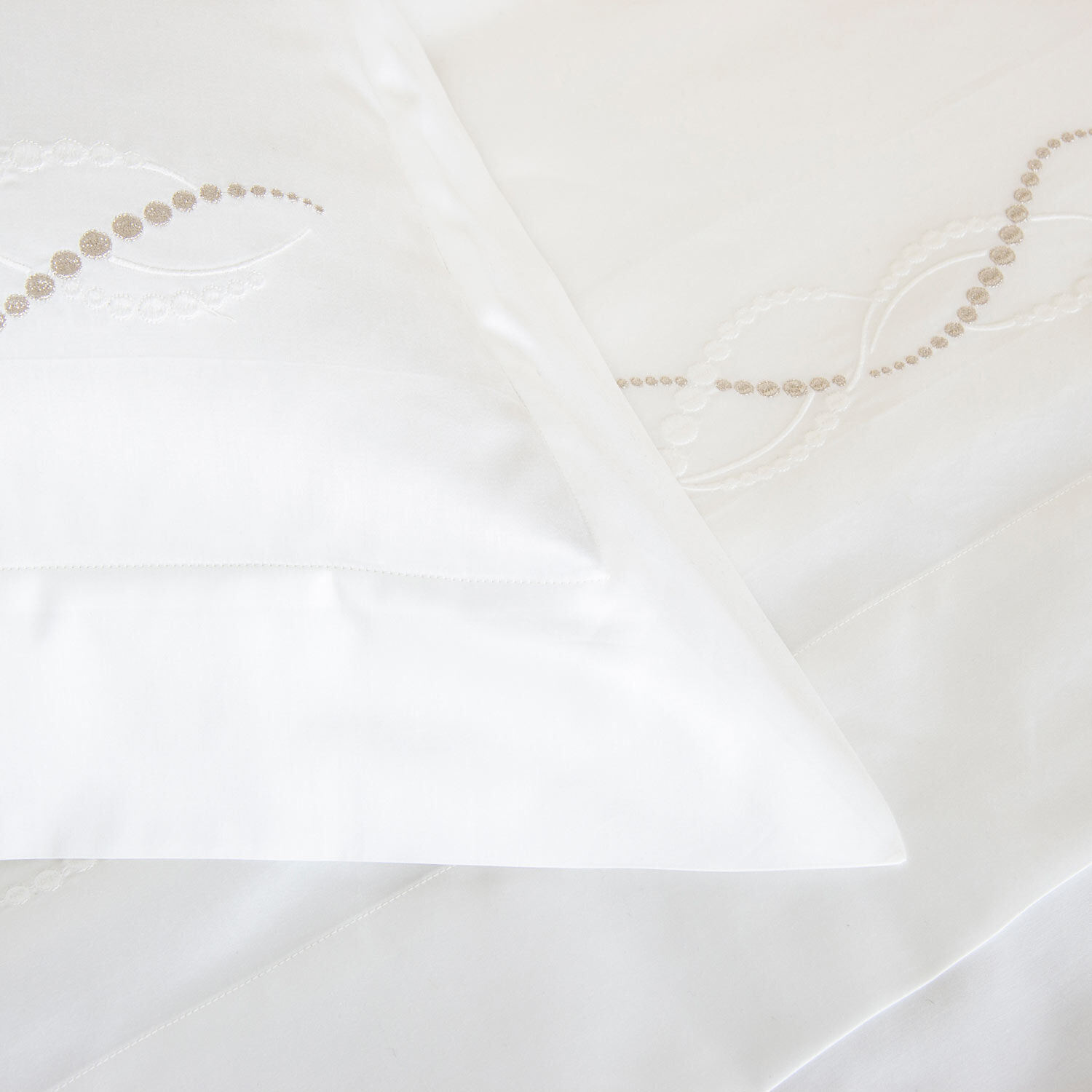 slide 3 Luminescent Pearls Embroidered Sheet Set