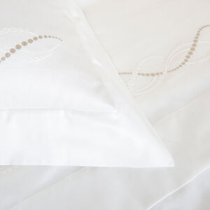 slide 3 Luminescent Pearls Ricamo Bettbezug Set