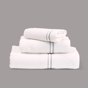 slide 3 Layering Embroidery Serviette Invit&eacute;