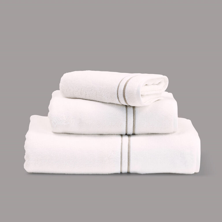 slide 3 Layering Embroidery Serviette Invit&eacute;