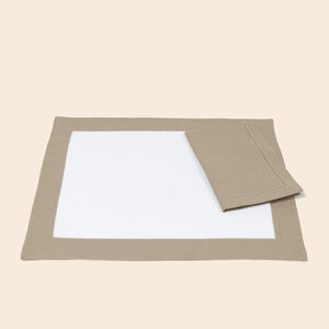 slide 3 Artistry Ajour Set aus Tischsets und Servietten