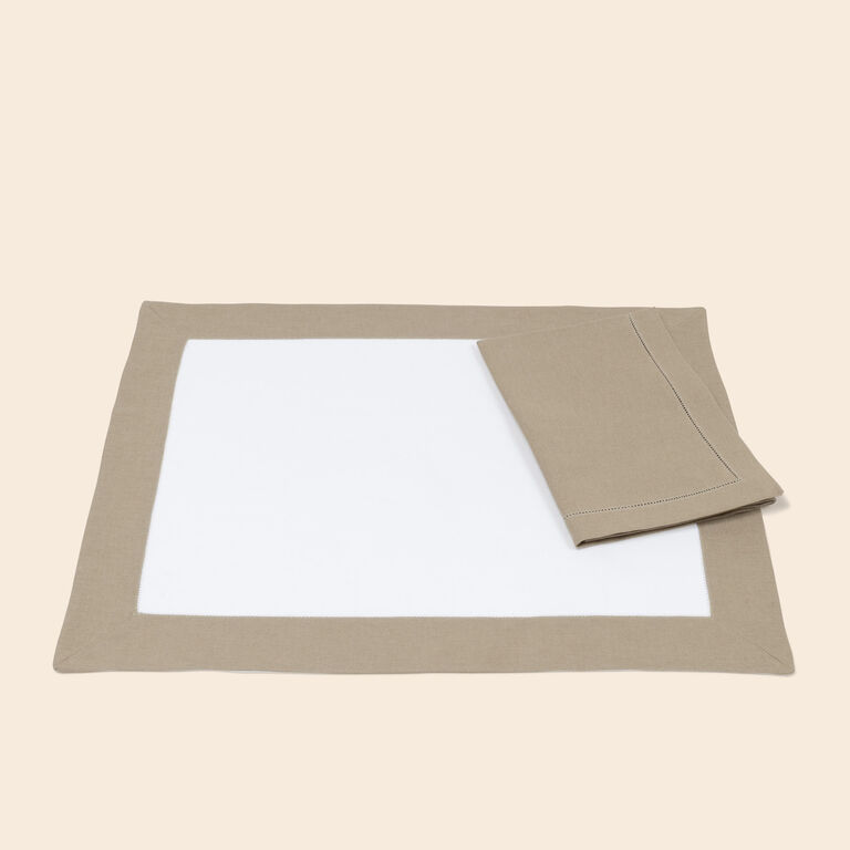 slide 3 Artistry Ajour Set aus Tischsets und Servietten