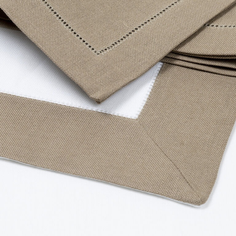 slide 4 Artistry Ajour Set aus Tischsets und Servietten