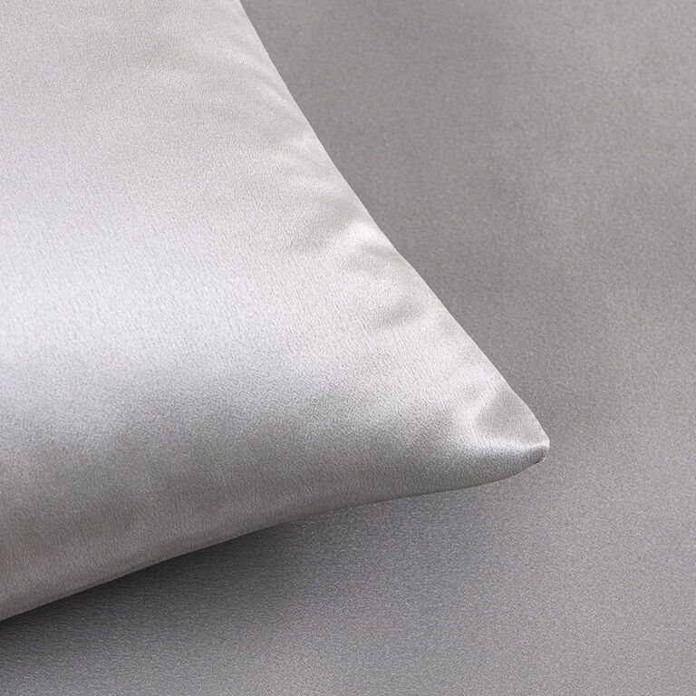 slide 3 Luxury Silk Dekokissen