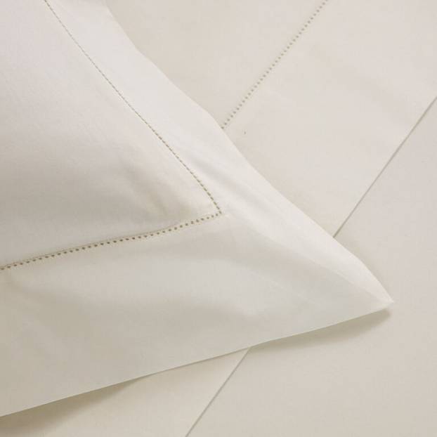 Frette Leisure Cashmere Blend bedding, cocoon-like luxury combining breathable cotton, smooth silk, and soft cashmere