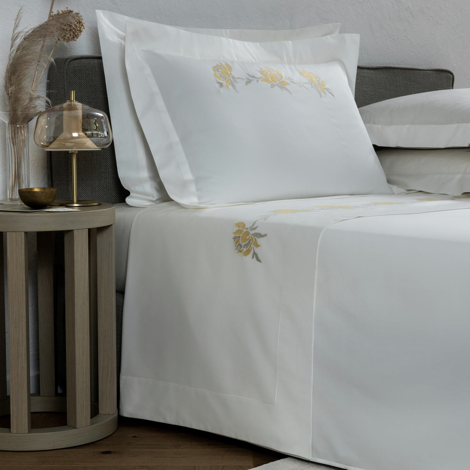 Frette Peonia Embroidered Sheet Set In Milk/Citrine Green Size Double, Cotton Sateen | Made In Italy