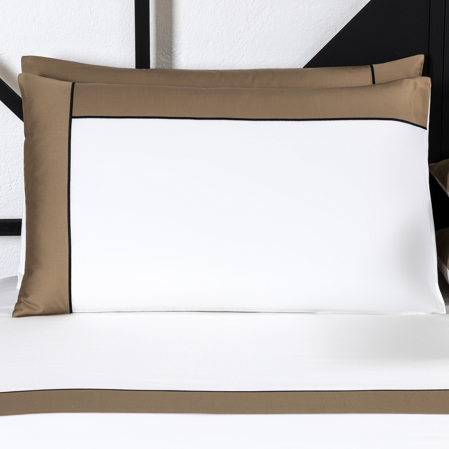 Frette Linear Pillowcase Set In Milk/Teak Size Standard, Cotton Sateen | Made In Italy