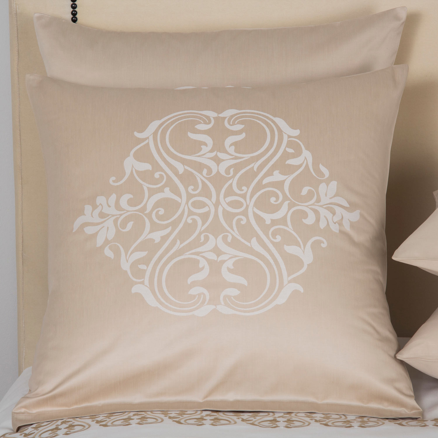 Frette Medallion Heart Euro Sham Pillowcase In Savage Beige/Milk Size Euro 65, Cotton Sateen/Silk | Made In Italy