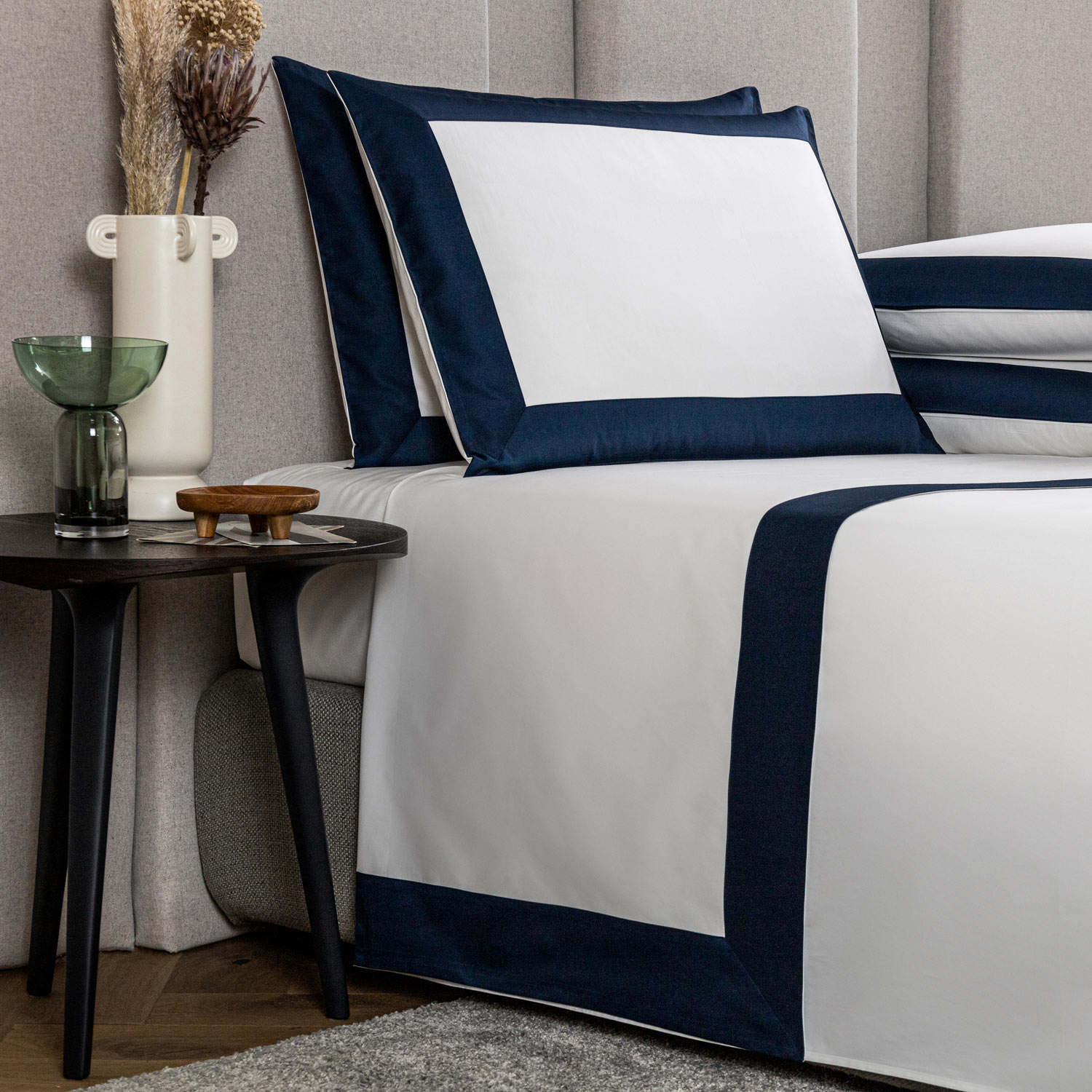 Frette Bold Sheet Set In Milk/Midnight Blue Size Double, Cotton Sateen | Made In Italy