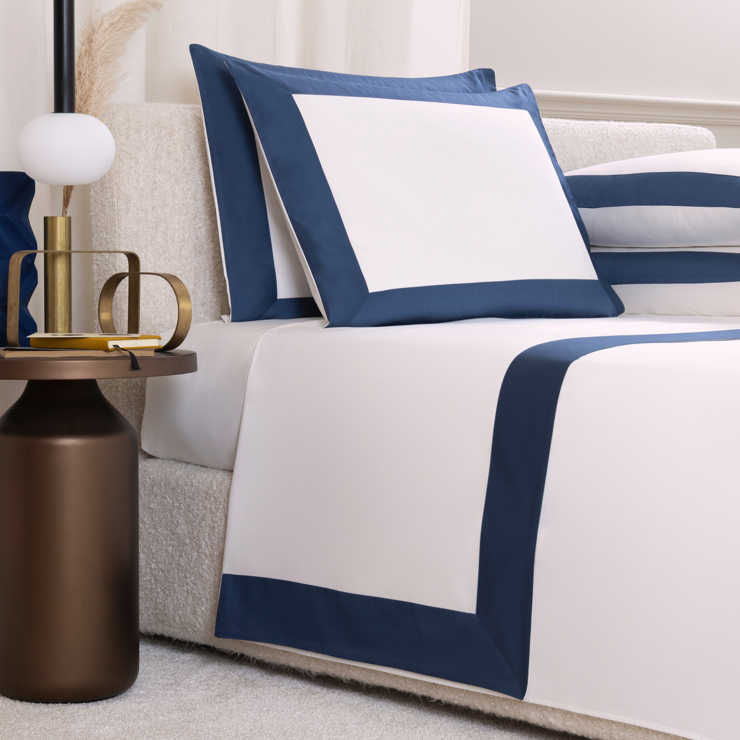 Frette Bold Sheet Set In Milk/Indigo Blue Size King, Cotton | Made In Italy