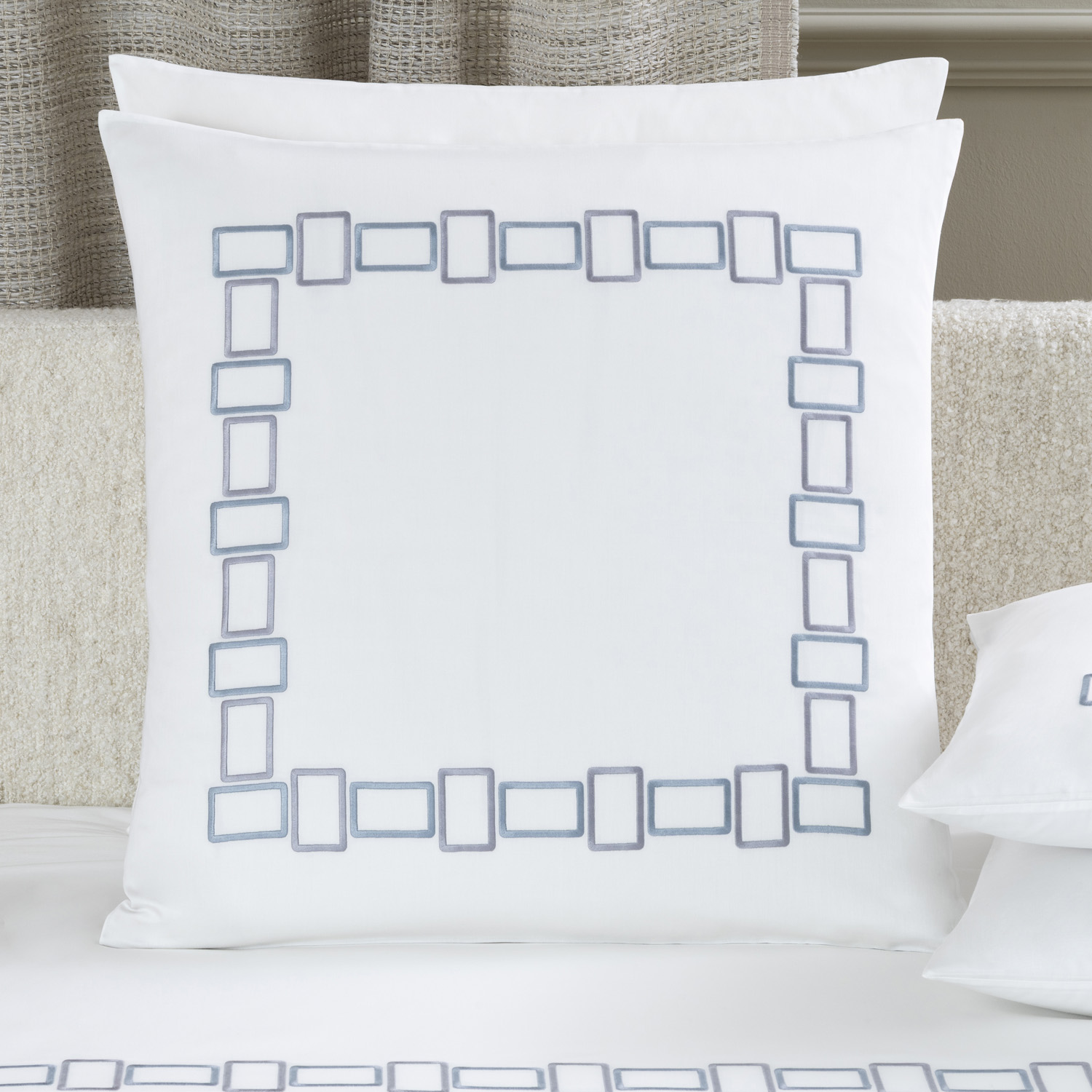 Bold Bicolor Embroidery Federa Quadrata