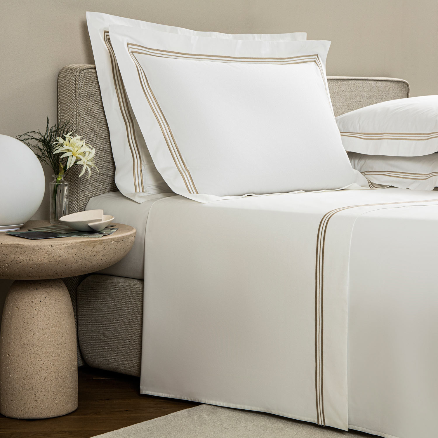 Frette White/Savage Beige Triplo Bourdon Sheet Set In Size King, Cotton Poplin | Made In Italy
