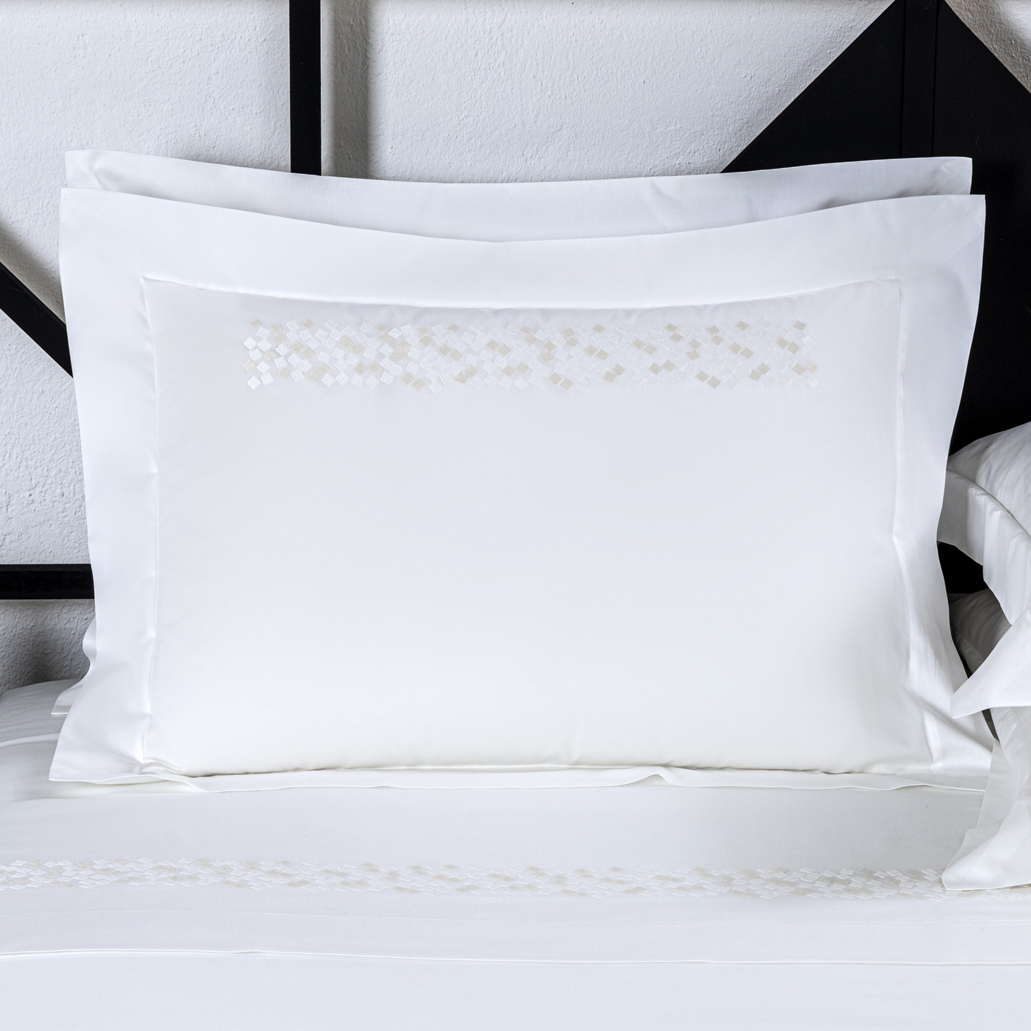 Frette Glimmer Embroidery Sham In Milk/Beige Size Oxford, Cotton Sateen | Made In Italy
