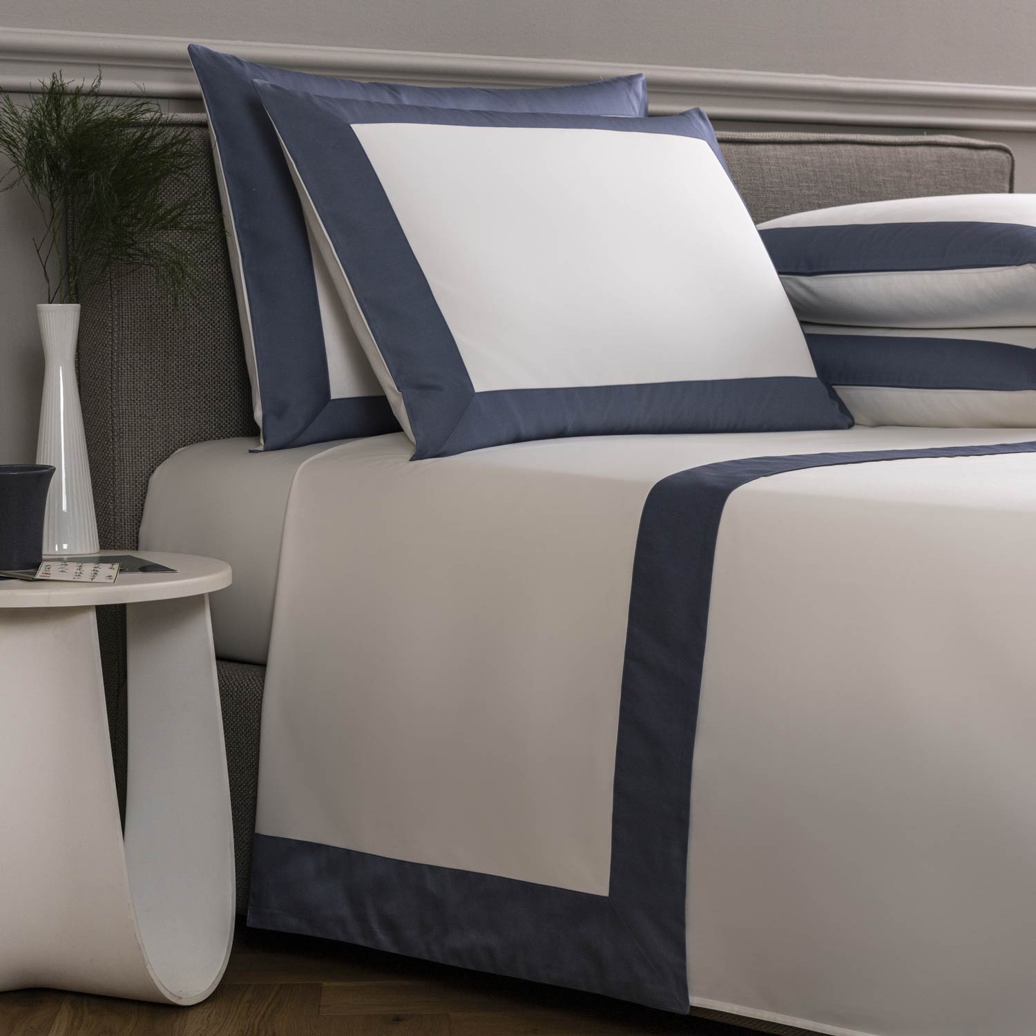 Frette Bold Sheet Set In Milk/Dark Azure Size Double, Cotton Sateen | Made In Italy