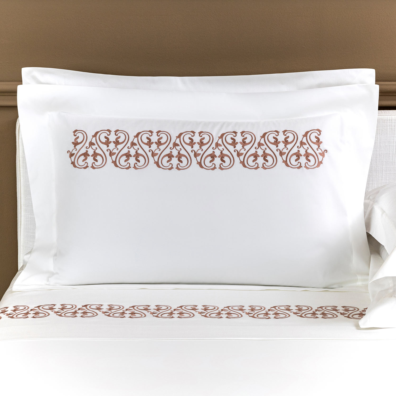 Frette Ornate Medallion Embroidered Sham In Milk/Dawn Pink Size Oxford, Cotton Sateen/Silk | Made In Italy