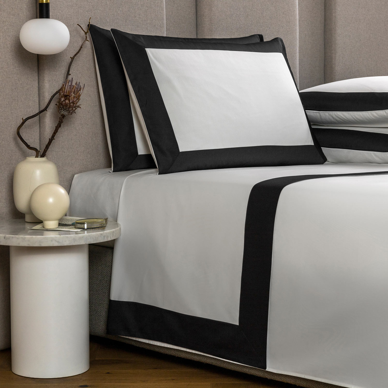 Frette Bold Sheet Set In Milk/Storm Grey Size King, Cotton Sateen | Made In Italy