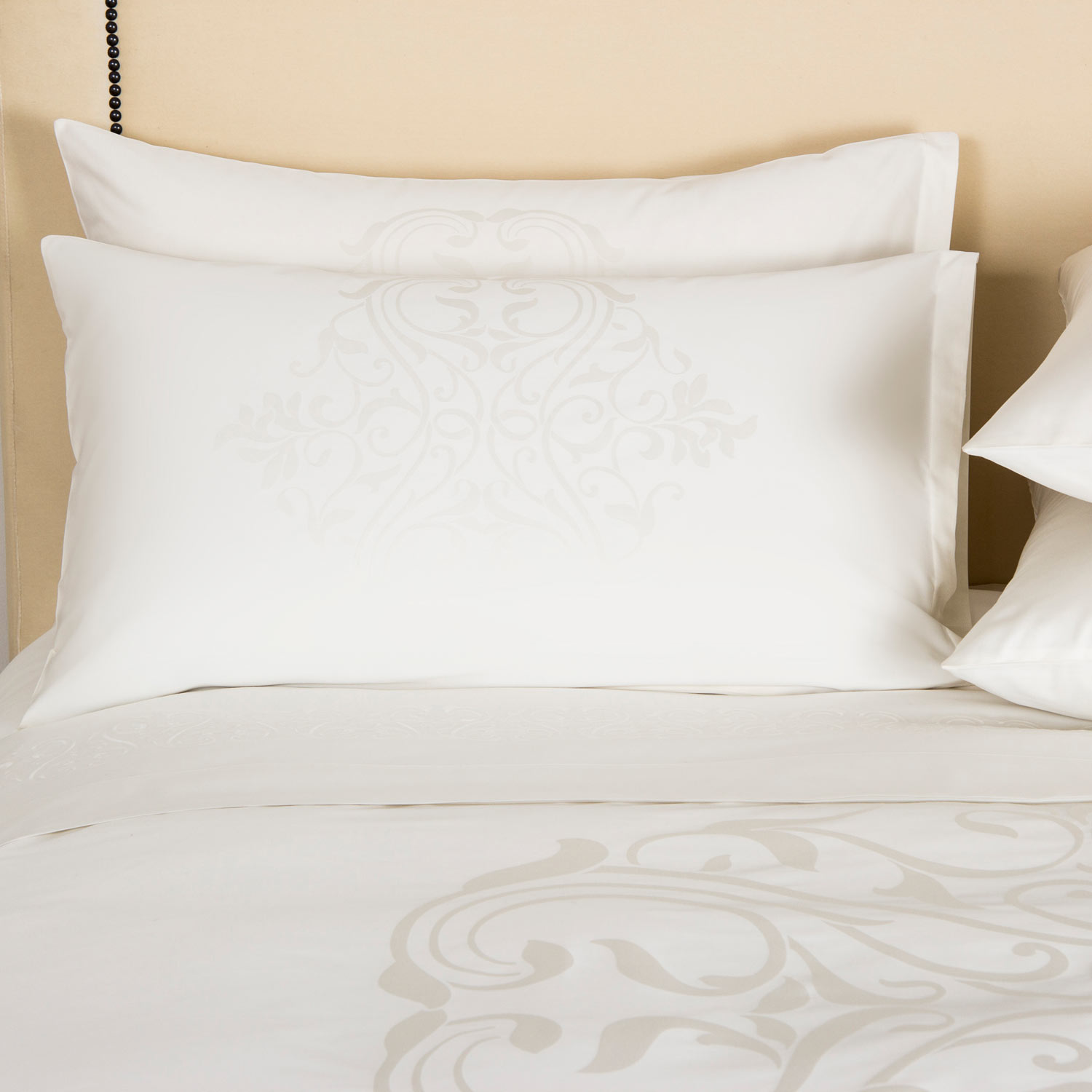 Frette Medallion Heart Pillowcase In Milk Size Oxford, Cotton Sateen/Silk | Made In Italy