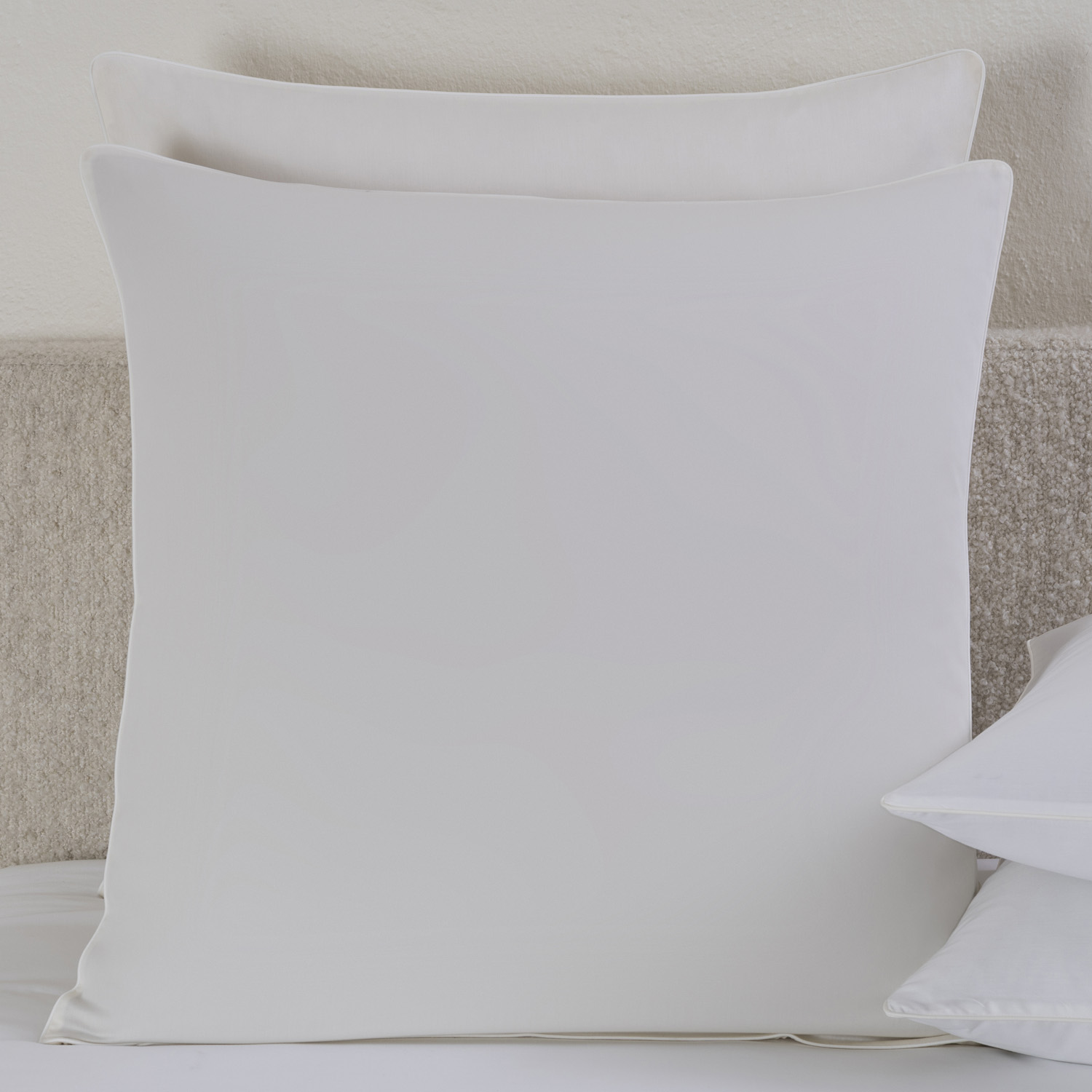 Frette Ivory/White Greenwich Euro Sham In Size Euro 65, Cotton | Made In Portugal